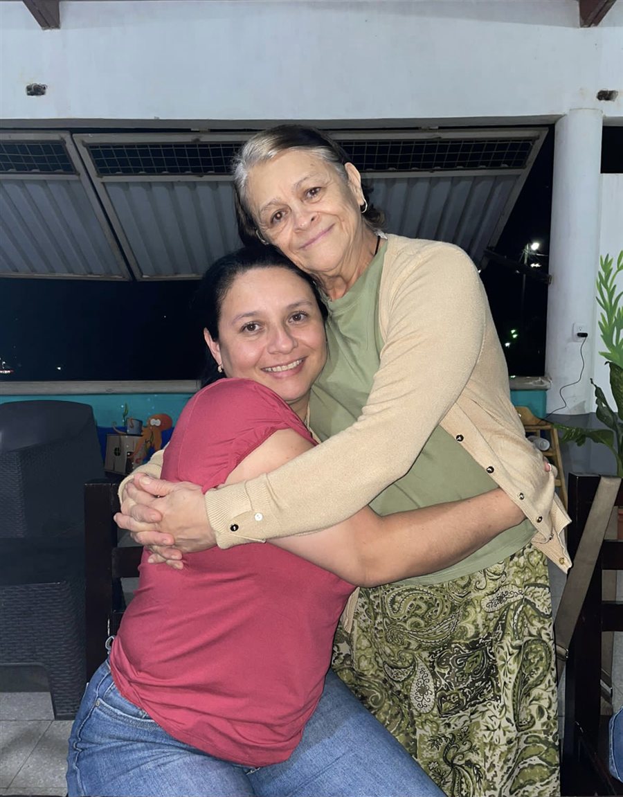 Mama Tita compartiendo un abrazo con mamá